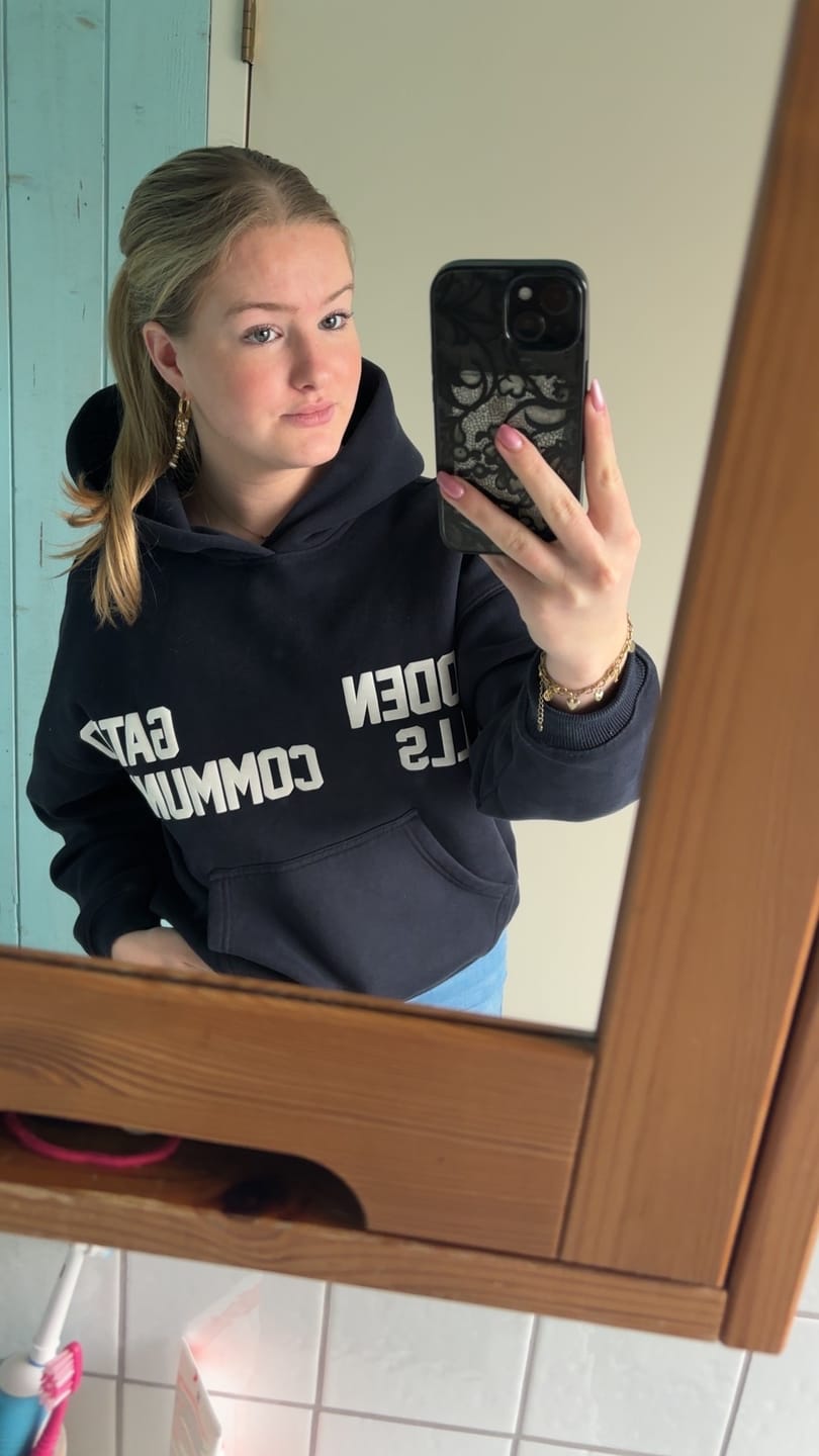 Customer photo review of LABEL LONGSLEEVE TOP BURGUNDY