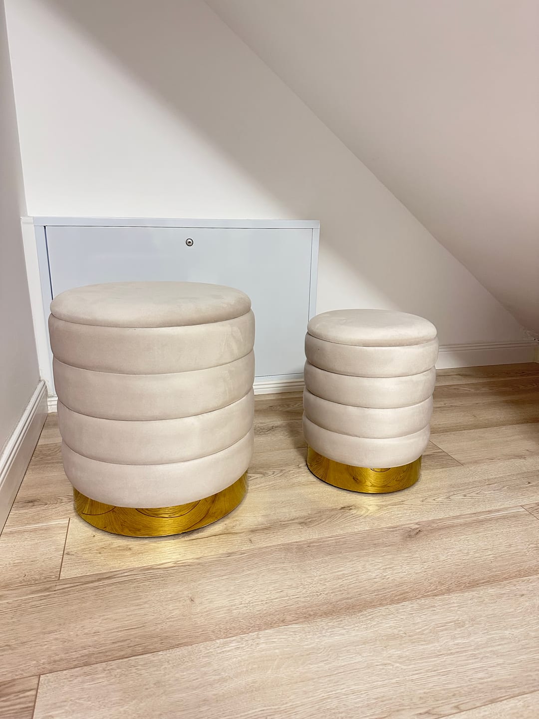 Customer photo review of Set 2 taburete BRITTA, bej deschis/auriu, stofa catifelata