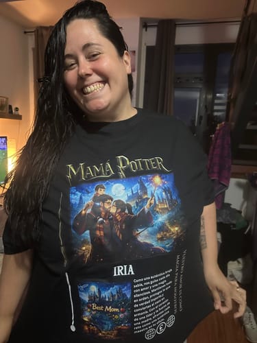 Nahaufnahme einer lächelnden Kundin, die das personalisierte schwarze T-Shirt 'MAMÁ POTTER' trägt.