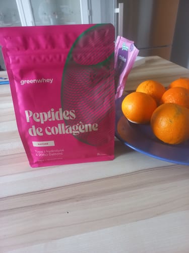 Photo d'un client : le sachet de Peptides de Collagène sur une table à côté d'un bol rempli d'oranges.