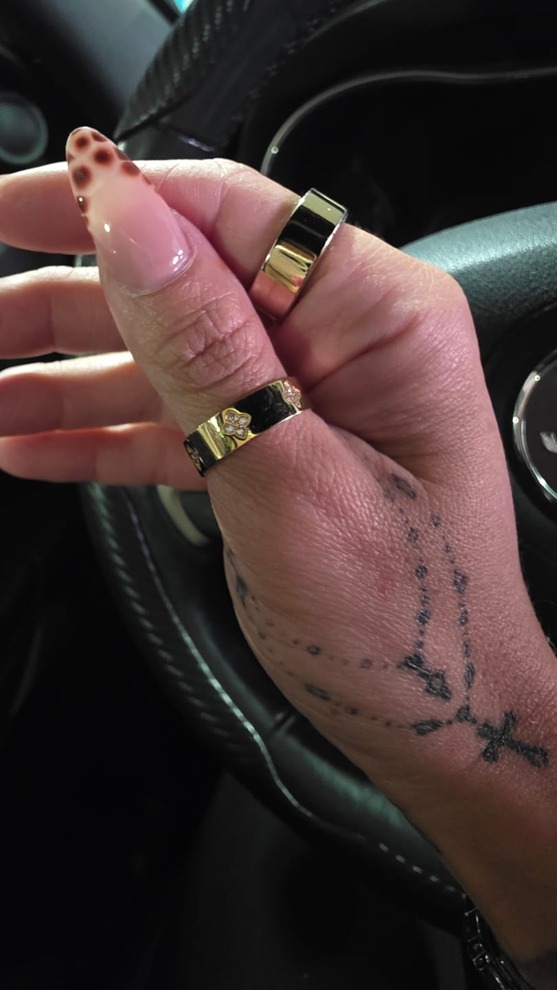 Customer photo review of Gold Crystal Clover Band Ring
