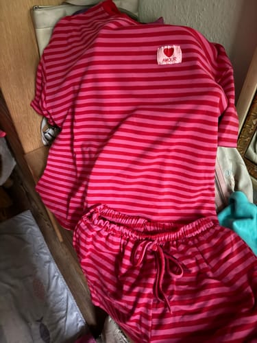 Kundenfoto des rot-pink gestreiften Lounge-Sets AMOUR ON LINE, bestehend aus Shirt und Shorts.