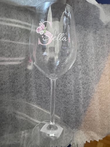 Kundenfoto eines Leonardo Weinglases mit dem personalisierten UV-Druck 'Stella' und floraler Initiale.