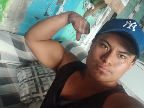 Cliente flexionando el bíceps para mostrar su desarrollo muscular después de usar Decabol 300.