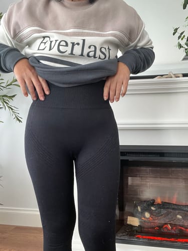 Customer wearing black 3D Anti-Cellulite Leggings, showing the high ribbed waistband and textured thigh detail.