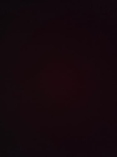 Cliente publica una imagen completamente oscura para su reseña.