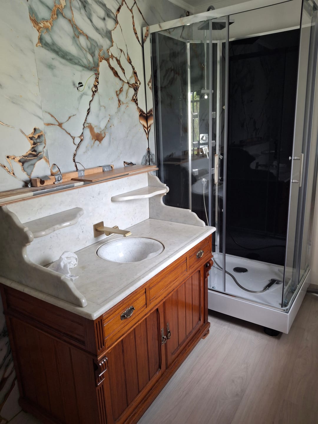 Customer photo review of Panneau Mural PVC Marbre Qatar – Veiné doré, Facile a Poser