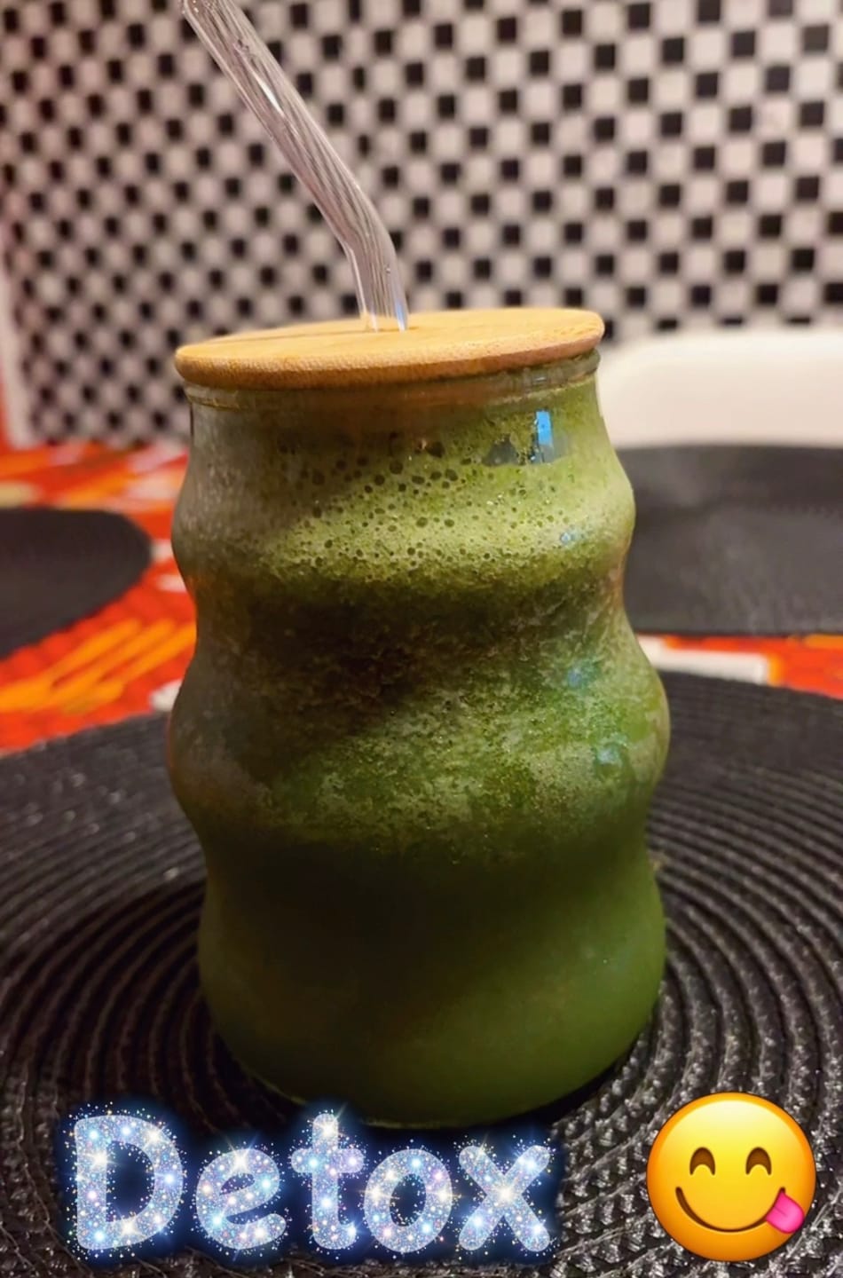 Customer photo review of Vaso de Vidrio Ondulado con Tapa de Bambú y Bombilla 400ml