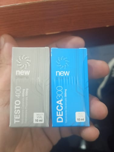 Cliente sosteniendo la caja de TESTO 400 y una caja de DECA 300 en su mano.