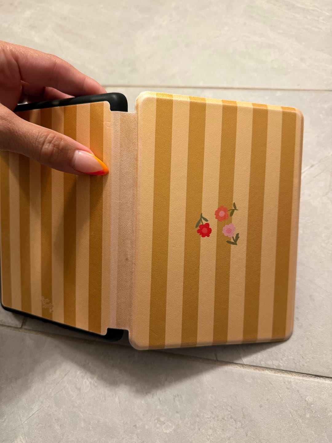 Customer photo review of Mellow Yellow - Kindle Case