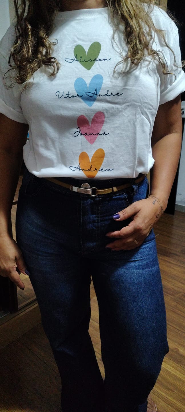 Customer photo review of Camiseta Personalizada - CORAÇÕES E NOMES (Até 5 nomes) - 100% Algodão