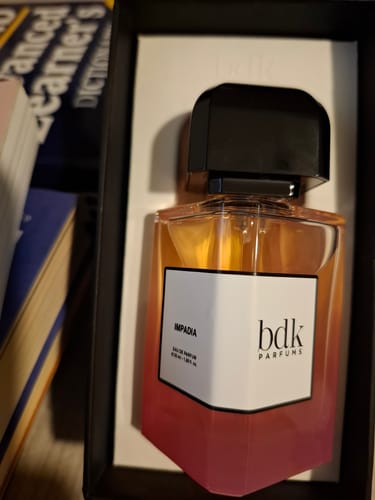 L'eau de parfum Impadia di un recensore, che mostra l'elegante flacone con un liquido sfumato.
