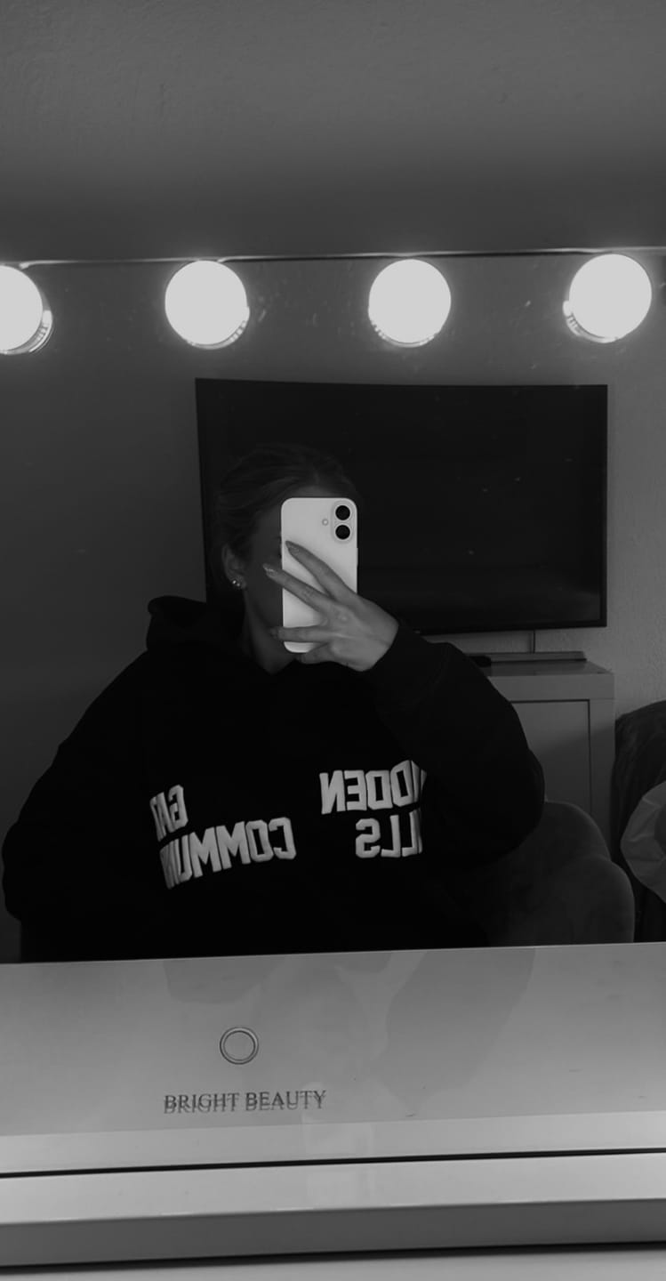 Customer photo review of GATED COMMUNITY HOODIE NAVY