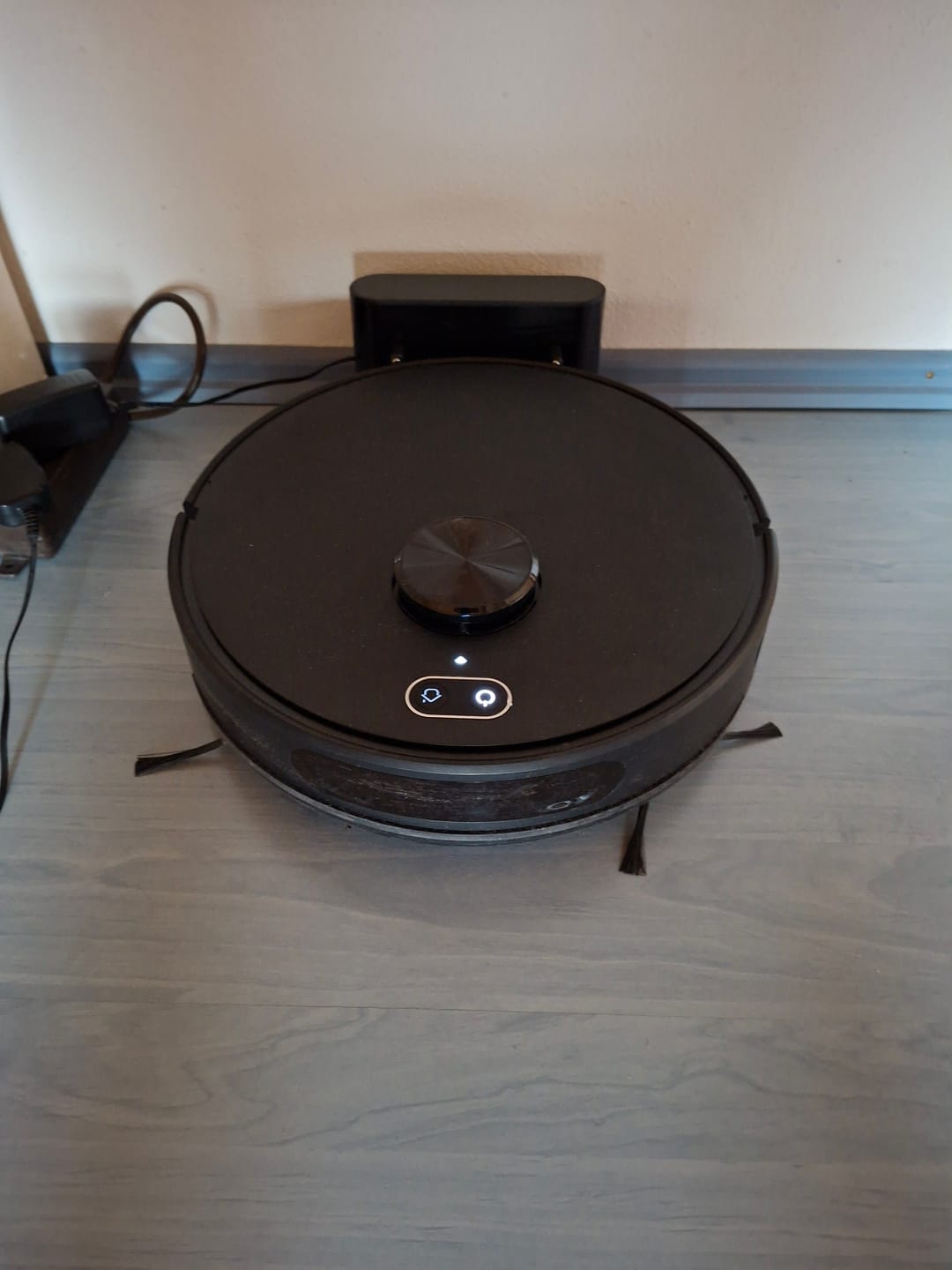 Customer photo review of Saugroboter V8 Pro – Vollautomatische Reinigung mit Wischfunktion, intelligenter Navigation und App-Steuerung für mühelose Sauberkeit
