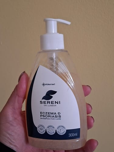 Vásárló kezében tartja a Sereni Pikkelysömör és Ekcéma Sampont.