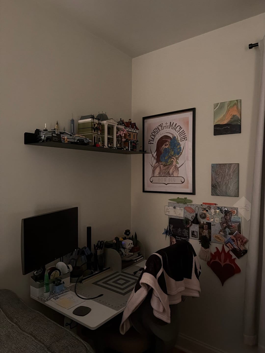 Customer photo review of Modern Metal Floating Shelf - Minimalist Wall Storage & Display