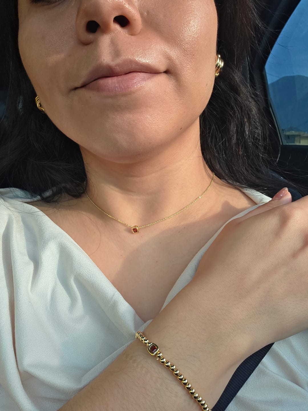 Customer photo review of Pulsera Dorada Bolitas Birthstone Cuadrado
