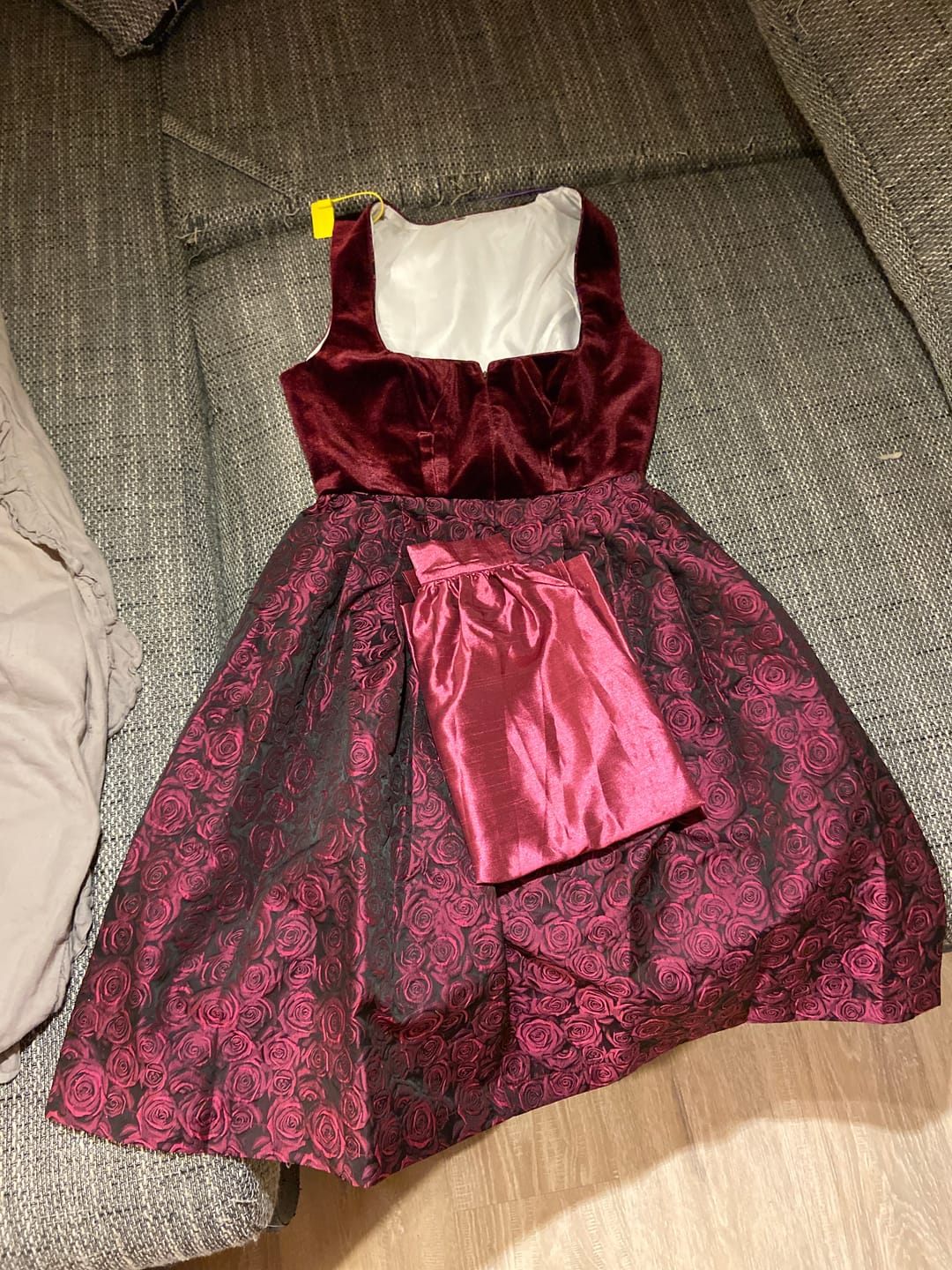 Customer photo review of Rot Herz-Ausschnitt traditionell Dirndl