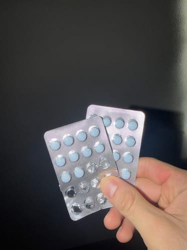 Reseñador mostrando dos blísteres de pastillas azules OXA-K10 KASSEL PHARMA, uno de ellos usado.