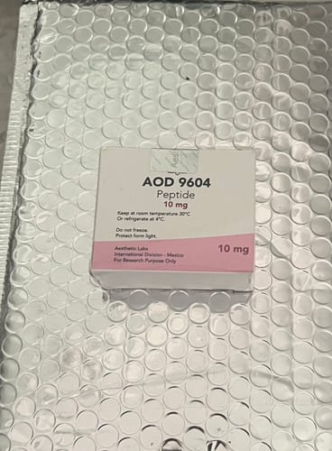 Foto de la reseña de la caja del Péptido AOD 9604 10mg sobre un empaque plateado con burbujas.