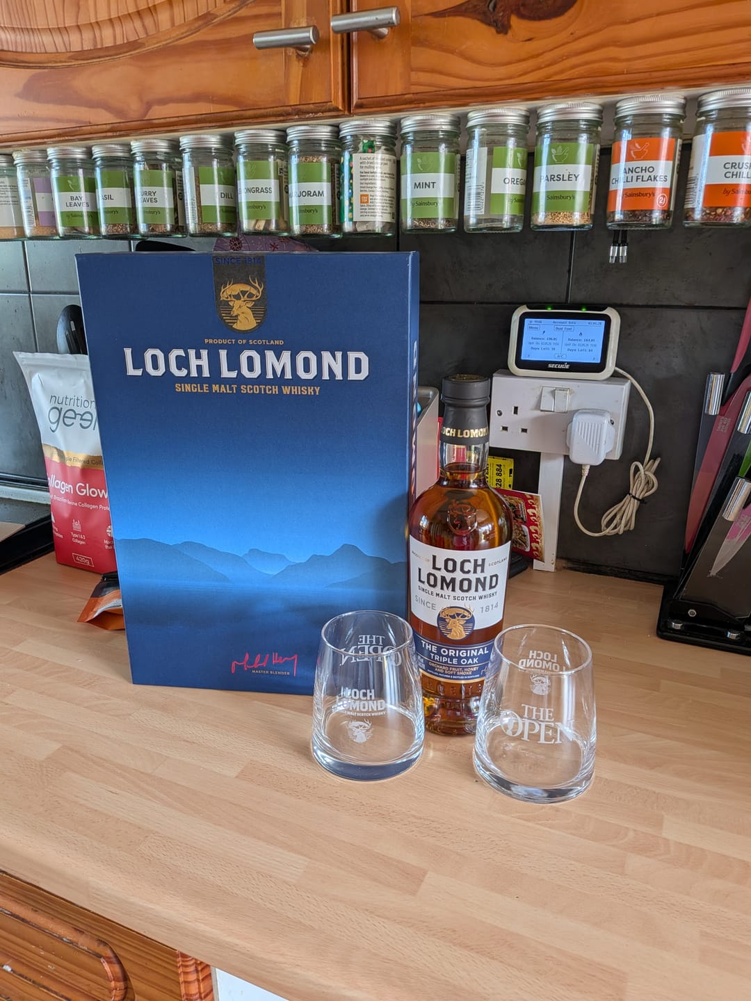 Customer photo review of Loch Lomond Original Triple Oak Whisky & 2 Glass Gift Set