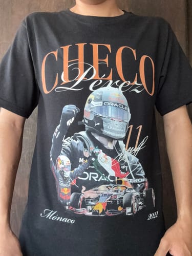 Cliente mostrando el estampado frontal de su playera negra de Checo.