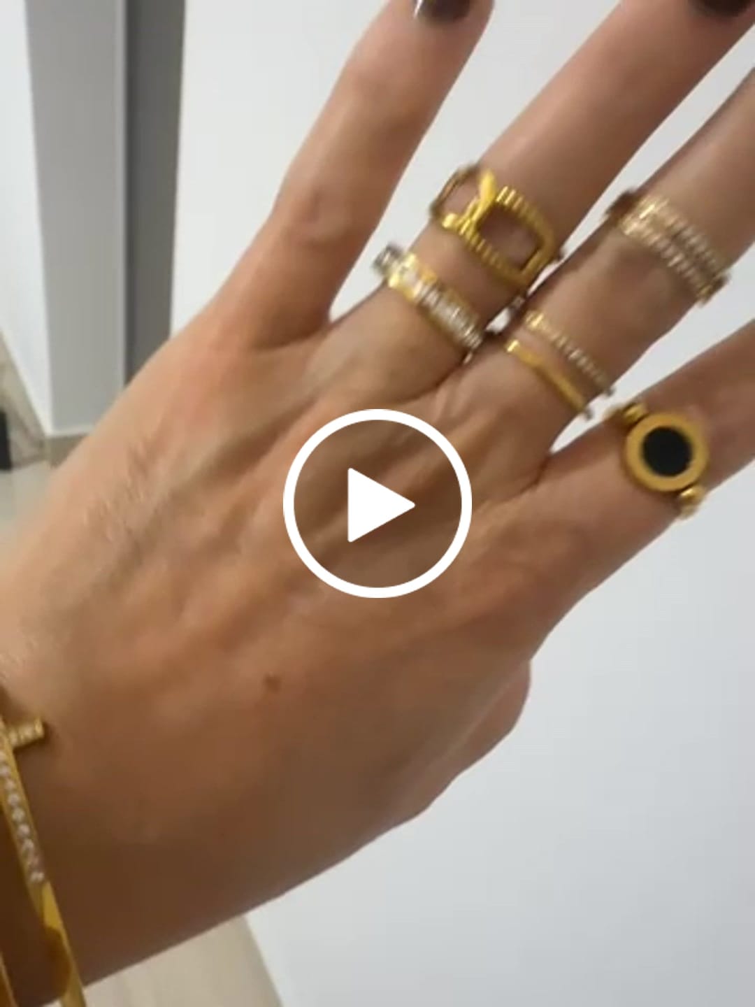 Customer video review of Anel Largo Texturizado Ajustável Banhado em Ouro 18K