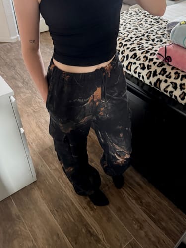 Reviewer showing the relaxed fit of the dark W2230 Camo Cargo Joggers indoors.