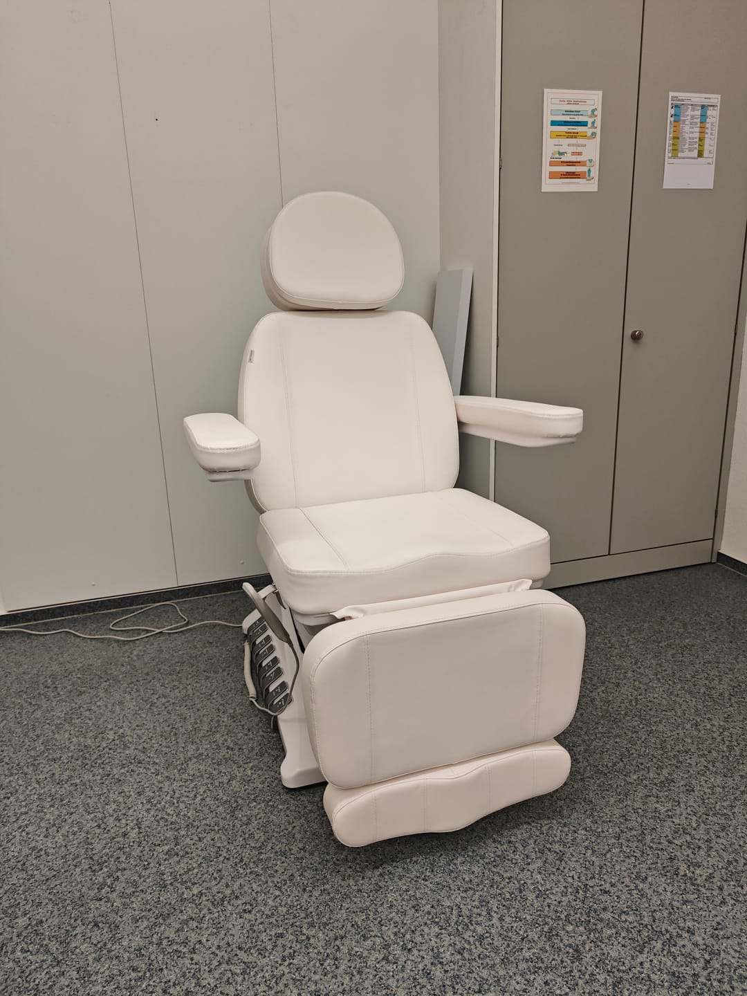 Customer photo review of Kosmetikliege Elektrisch | Luxoria PRO 5 | Kosmetiksessel mit elektrischer Verstellung | Weiß | 3 Jahre Garantie