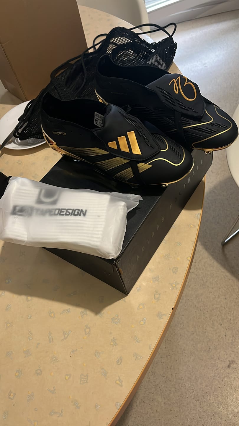 Customer photo review of Predator 24 Elite Fold-over Tongue FG Belligold - Noir/Doré ÉDITION LIMITÉE