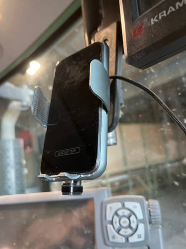 Customer photo review of Gadgetme Handyhalterung mit Wireless Ladefunktion passend für Fendt 15W Fast Wireless