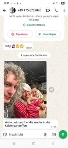 Eine Kundin trägt den rot-weiß gestreiften Sweater SOUL STRIPES, während sie mit Freunden posiert.