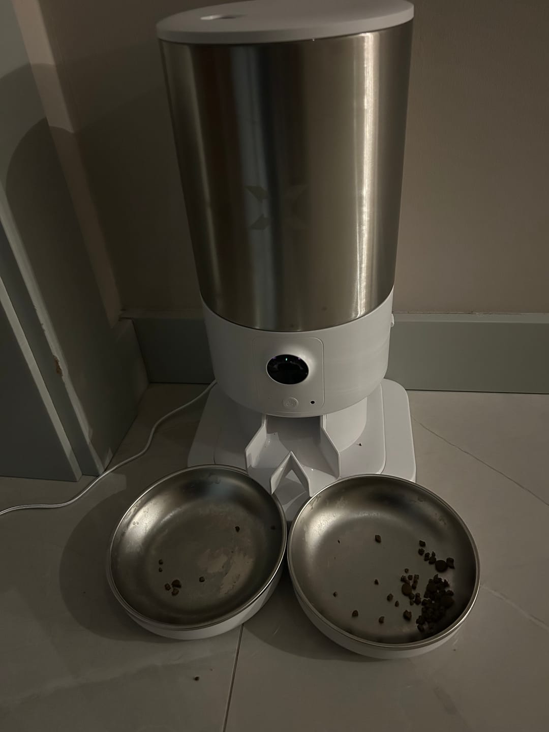 Customer photo review of Akıllı Çelik Mama Kabı (Kameralı) & Çift Kase Kiti | Paslanmaz Çelik Hazneli, Mama Bildirimi, 5L, Çelik, Sesli Görüş Destekli Set