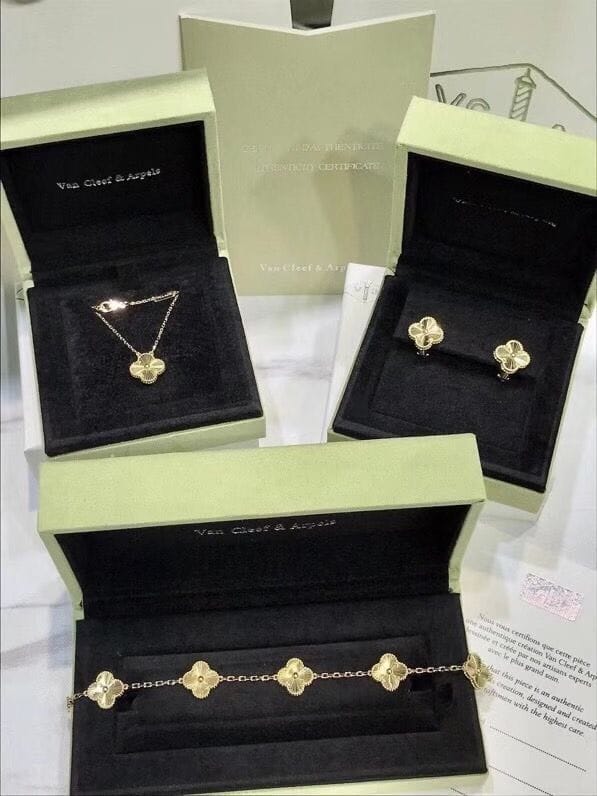 Customer photo review of MX four leaf clover bracelet