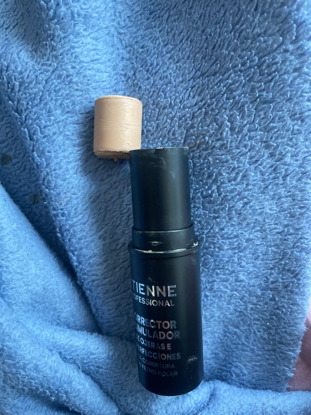 Customer photo review of Disimulador de ojeras e imperfecciones en barra tono 004