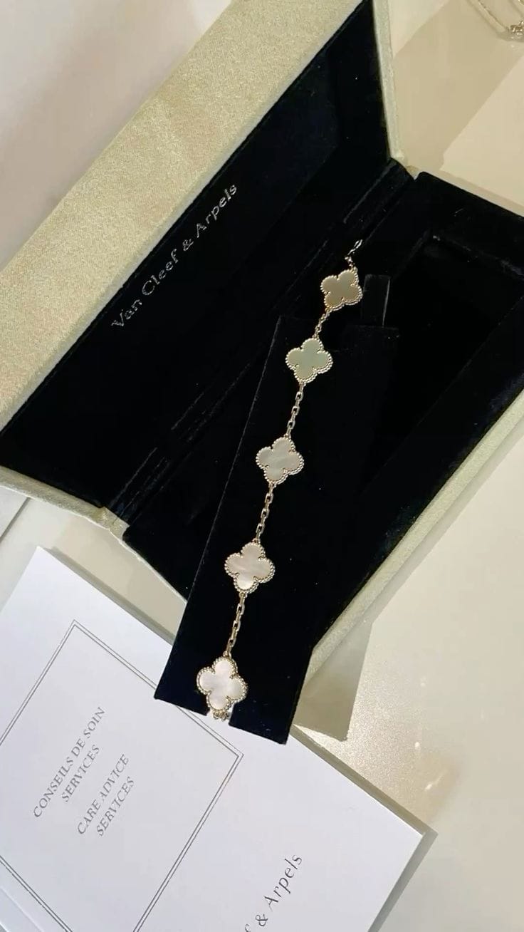 Customer photo review of MX four leaf clover bracelet