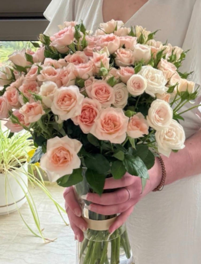 Customer photo review of Premium Peach Roses in Vase | 20 Stems