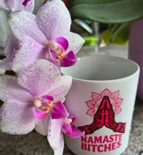 Customer photo review of Namaste Bitches - Die Tasse für echte Charaktere