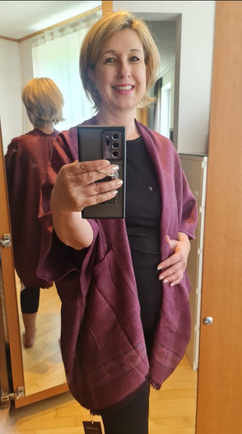 Customer photo review of NEW! Light Wool Poncho Trudi Rosehip