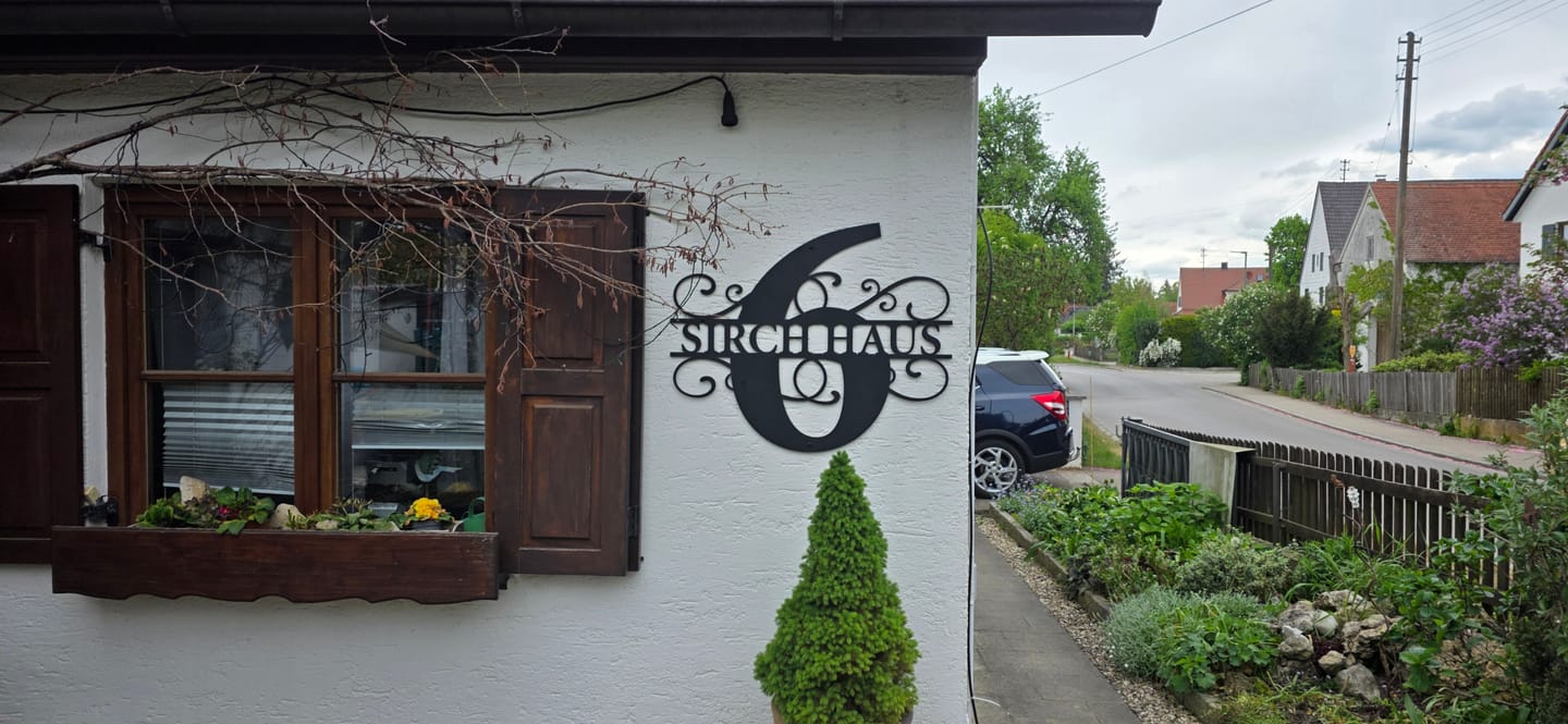 Customer photo review of Hausnummer-Türschild Ornamental Style mit Familiennamen (personalisierbar)