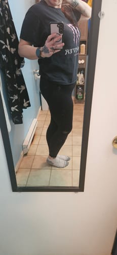 Reviewer's side view in a mirror, showing the fit of the black 3D Anti-Cellulite Leggings.