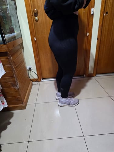 Reviewer shows the side profile fit of the black 3D Anti-Cellulite Leggings.