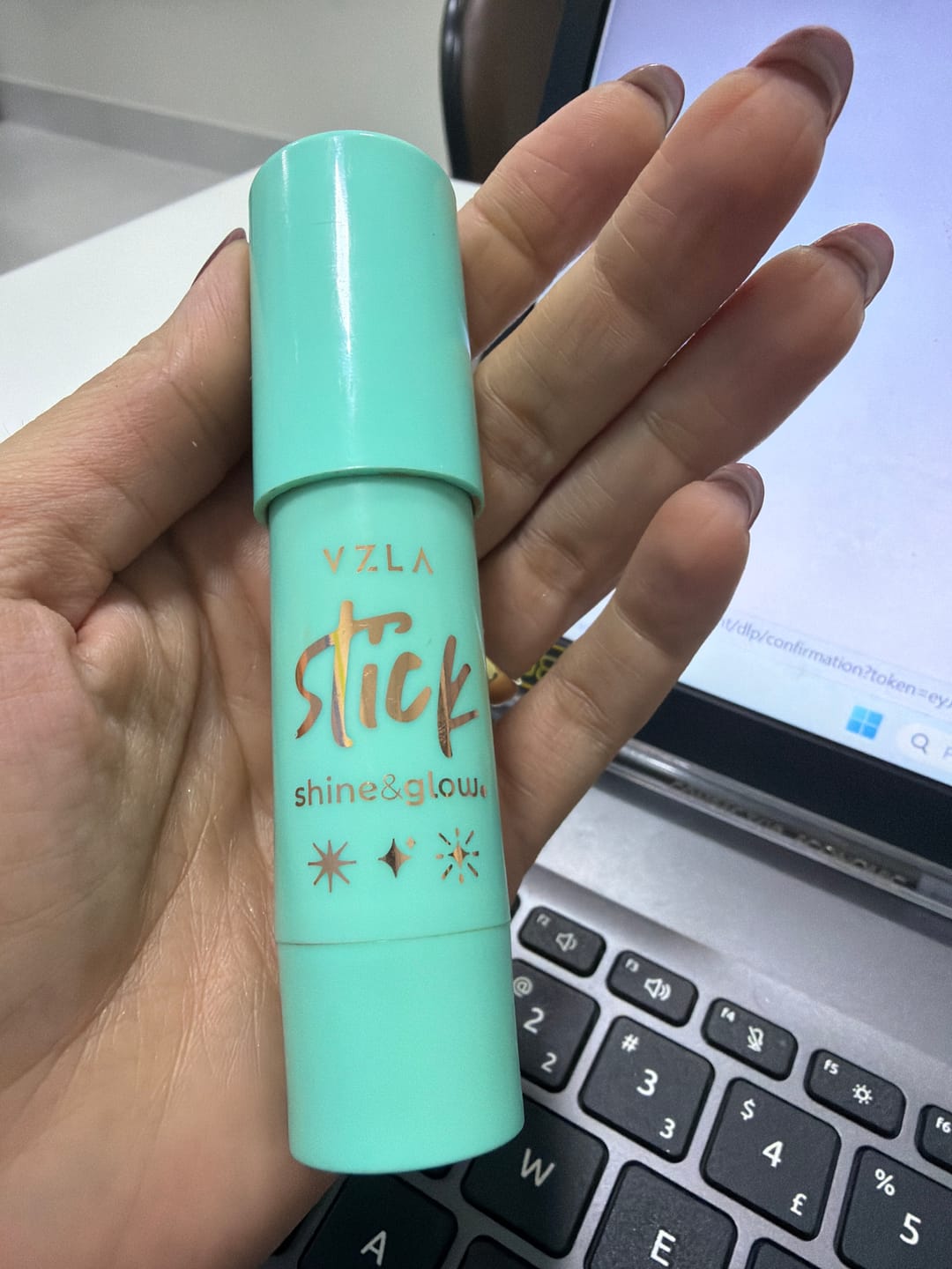 Customer photo review of Shine And Glow – Iluminador Em Stick – Vizzela