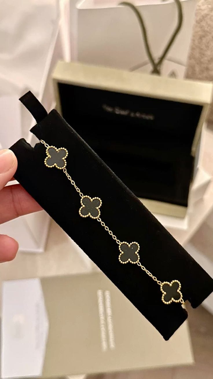 Customer photo review of MX four leaf clover bracelet