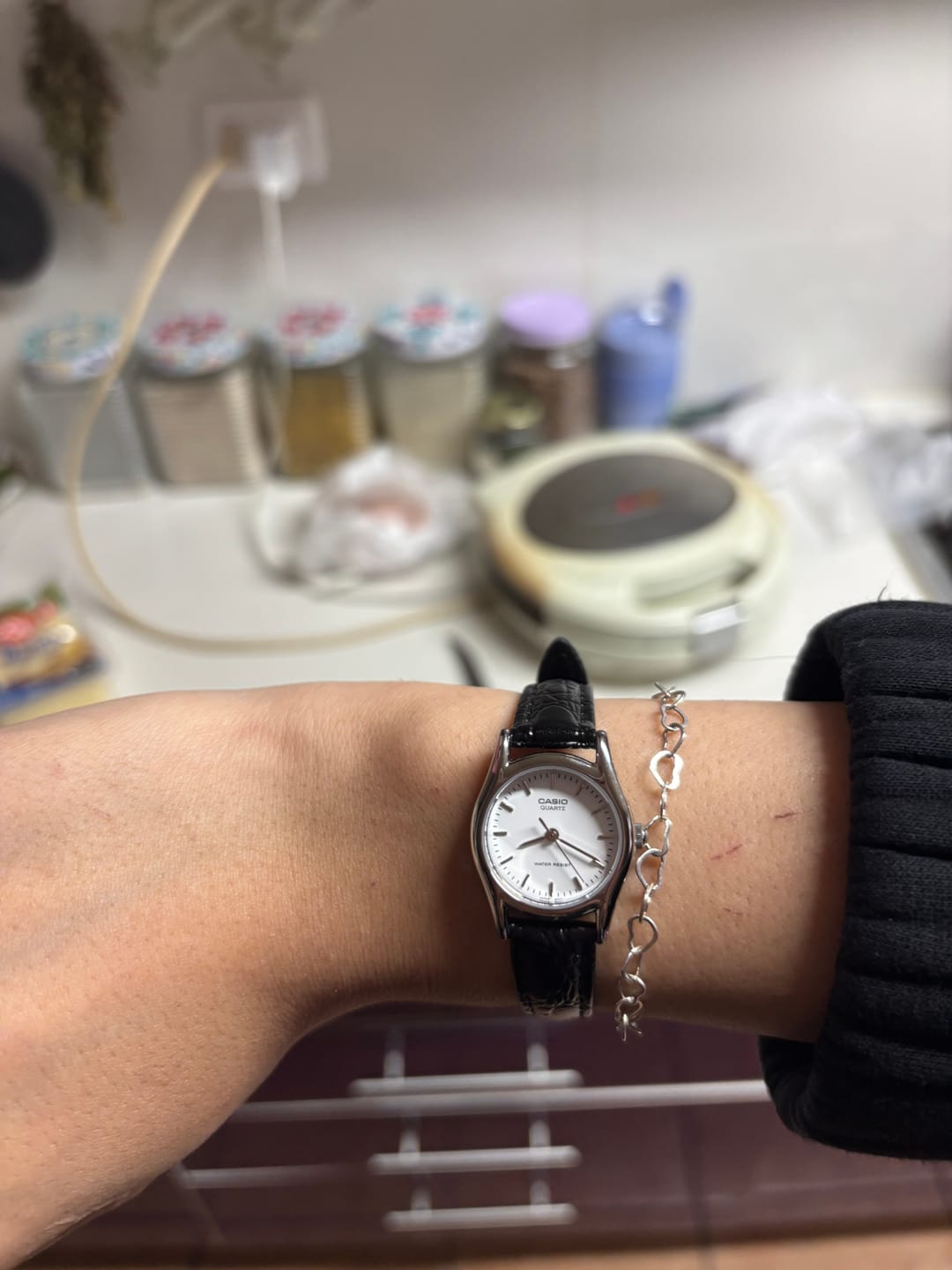 Customer photo review of Reloj Casio Análogo LTP-1094E-7A Correa de Cuero Negra
