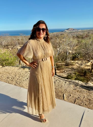 Customer photo review of Amara Pleated Midi Vestido
