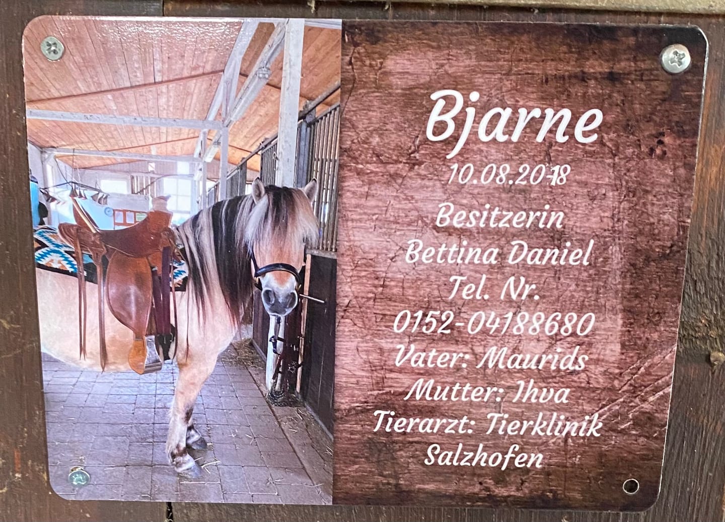 Customer photo review of Pferde Boxenschild mit Foto & Wunschtext (UV- und wetterfest)