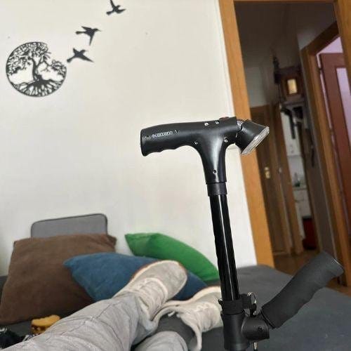 Client Astuvita avec sa canne de soutien