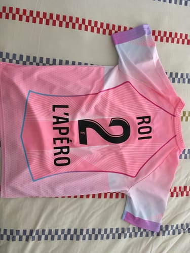 Un client montre le dos de son maillot concept PSG rose, personnalisé avec le texte « ROI L'APÉRO » et le numéro 2.