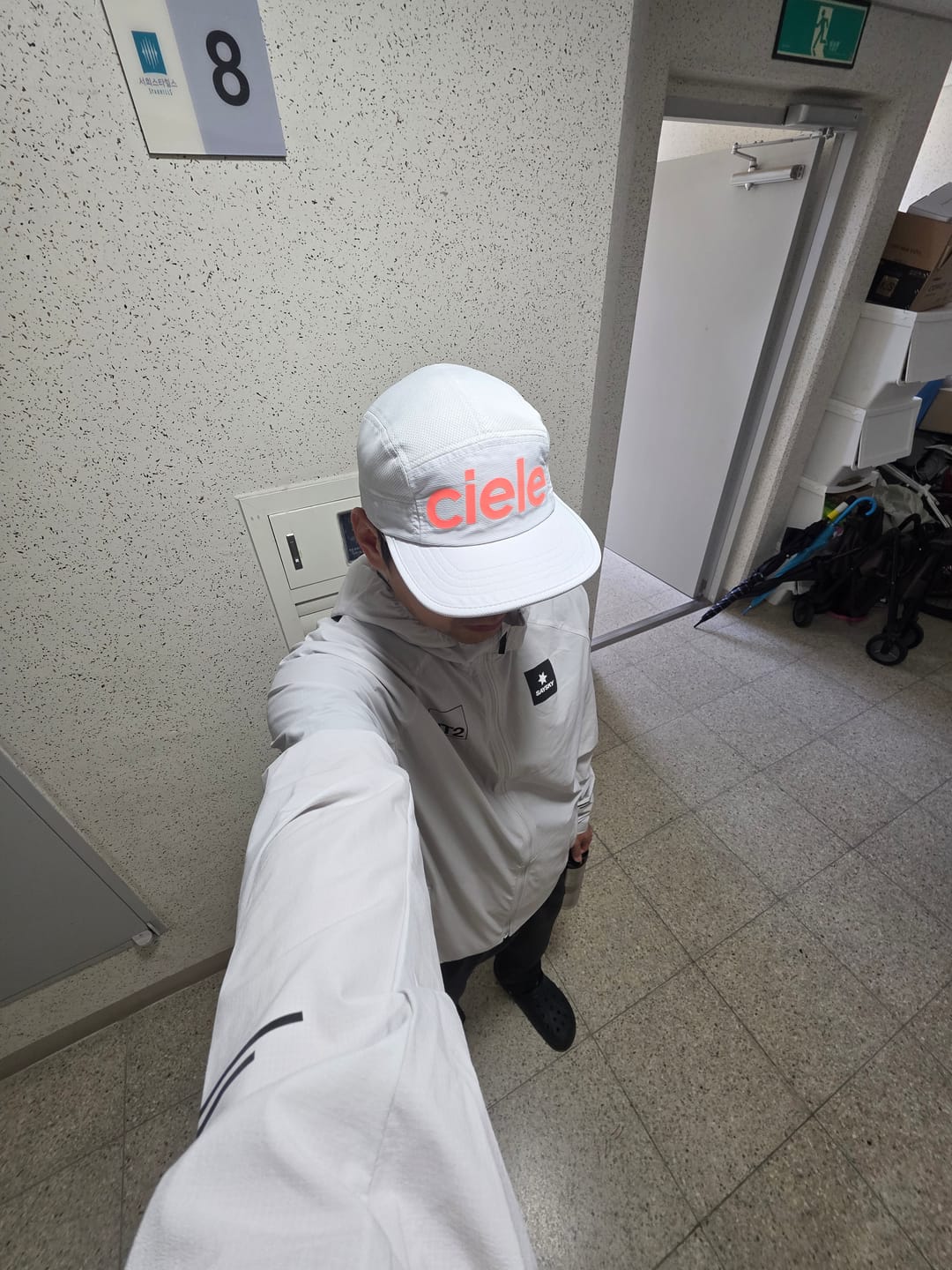 Customer photo review of saysky clean pace flex hooded jacket, grey, running is ugly.